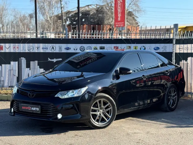 Toyota Camry - фото 1