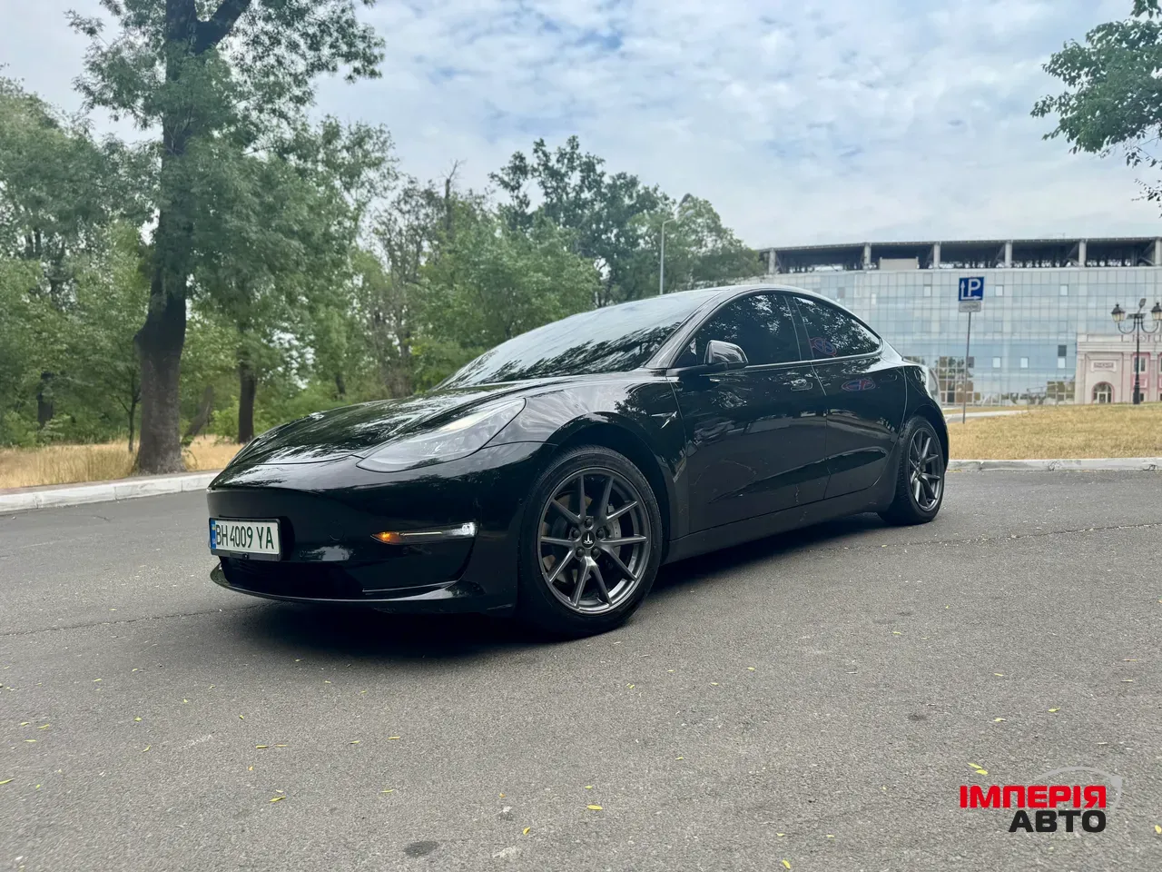 Tesla Model 3 - фото 1
