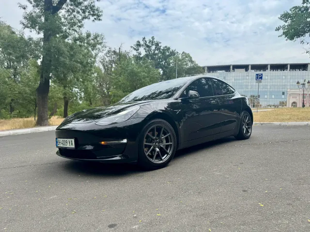 Tesla Model 3 - фото 1