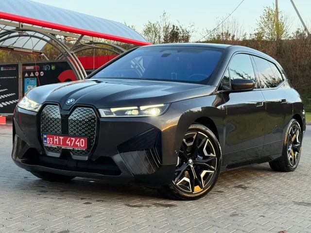 BMW iX - фото 1