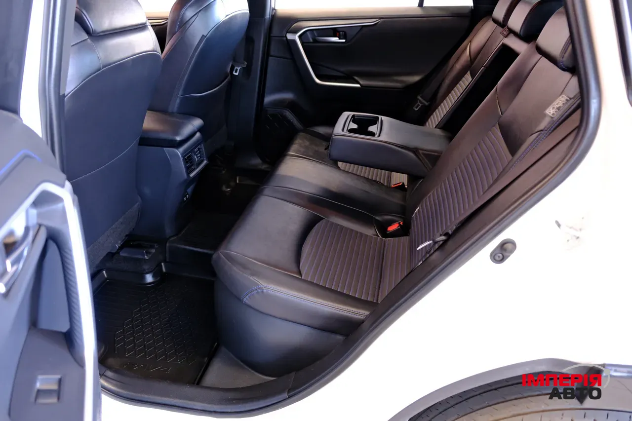 Toyota RAV4 - фото 8