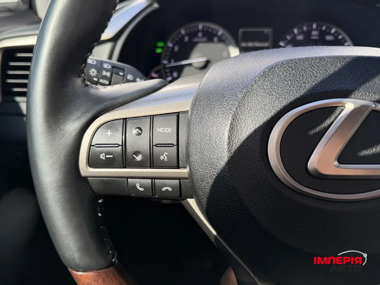 Lexus RX - фото 30