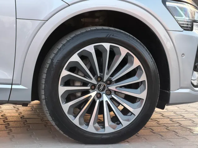 Audi e-tron - фото 5