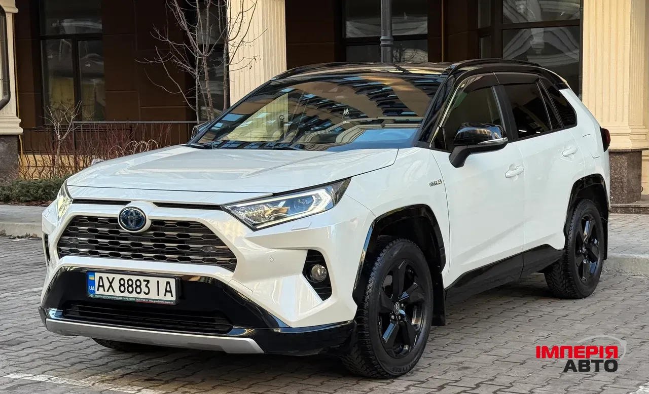 Toyota RAV4 - фото 1