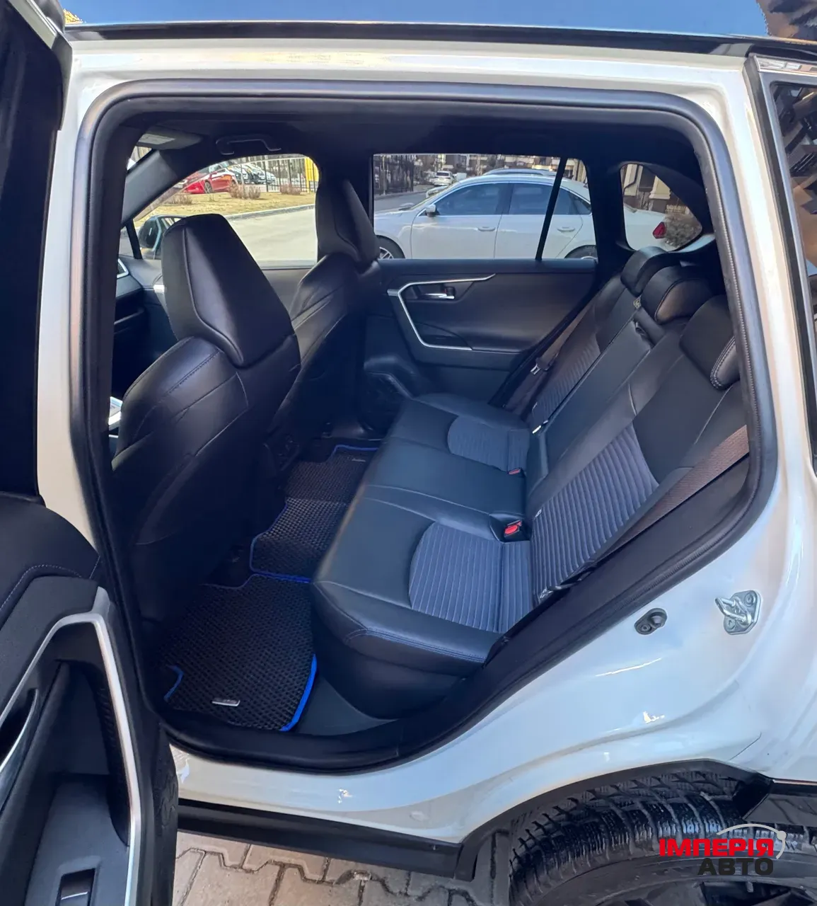 Toyota RAV4 - фото 8