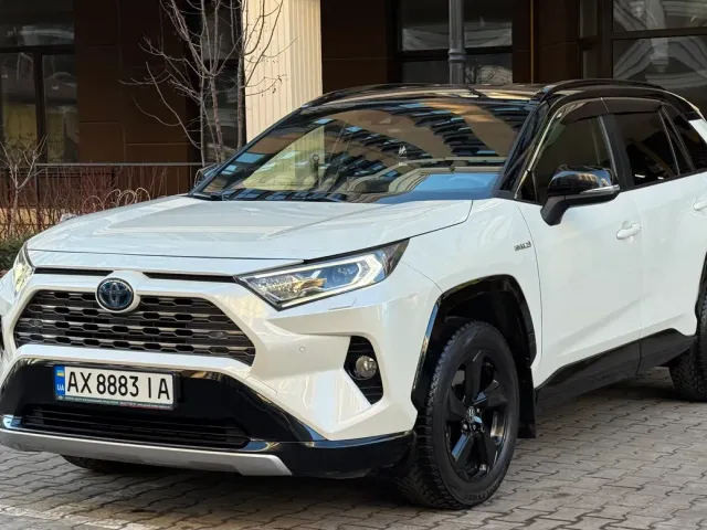 Toyota RAV4 - фото 1