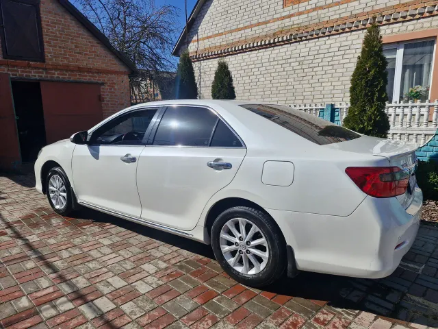 Toyota Camry - фото 1