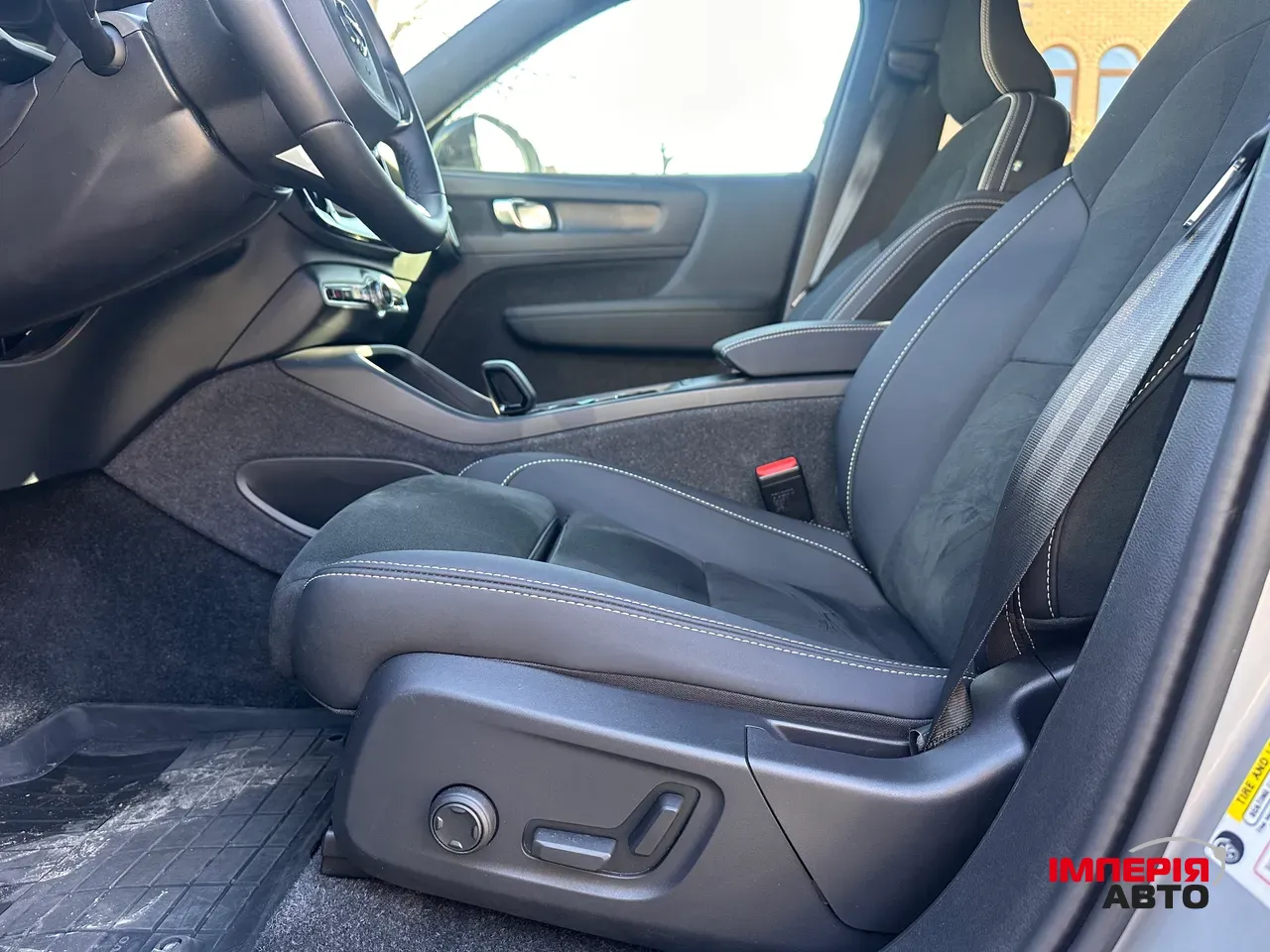 Volvo XC40 - фото 11