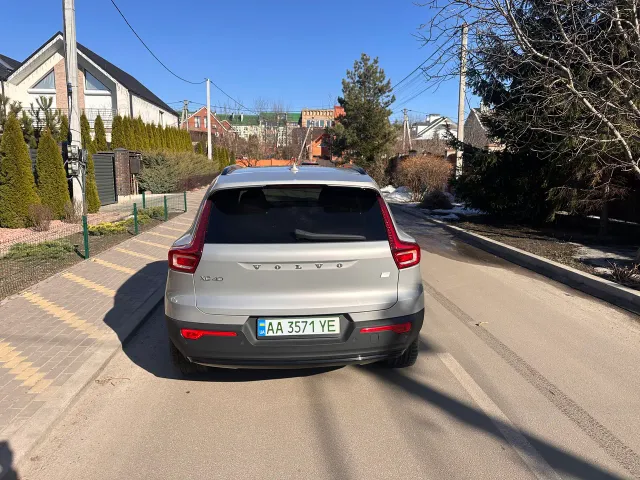 Volvo XC40 - фото 2