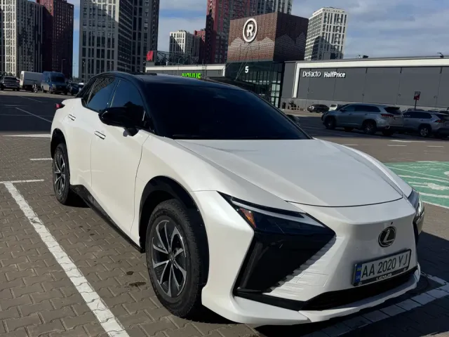 Lexus RZ - фото 1