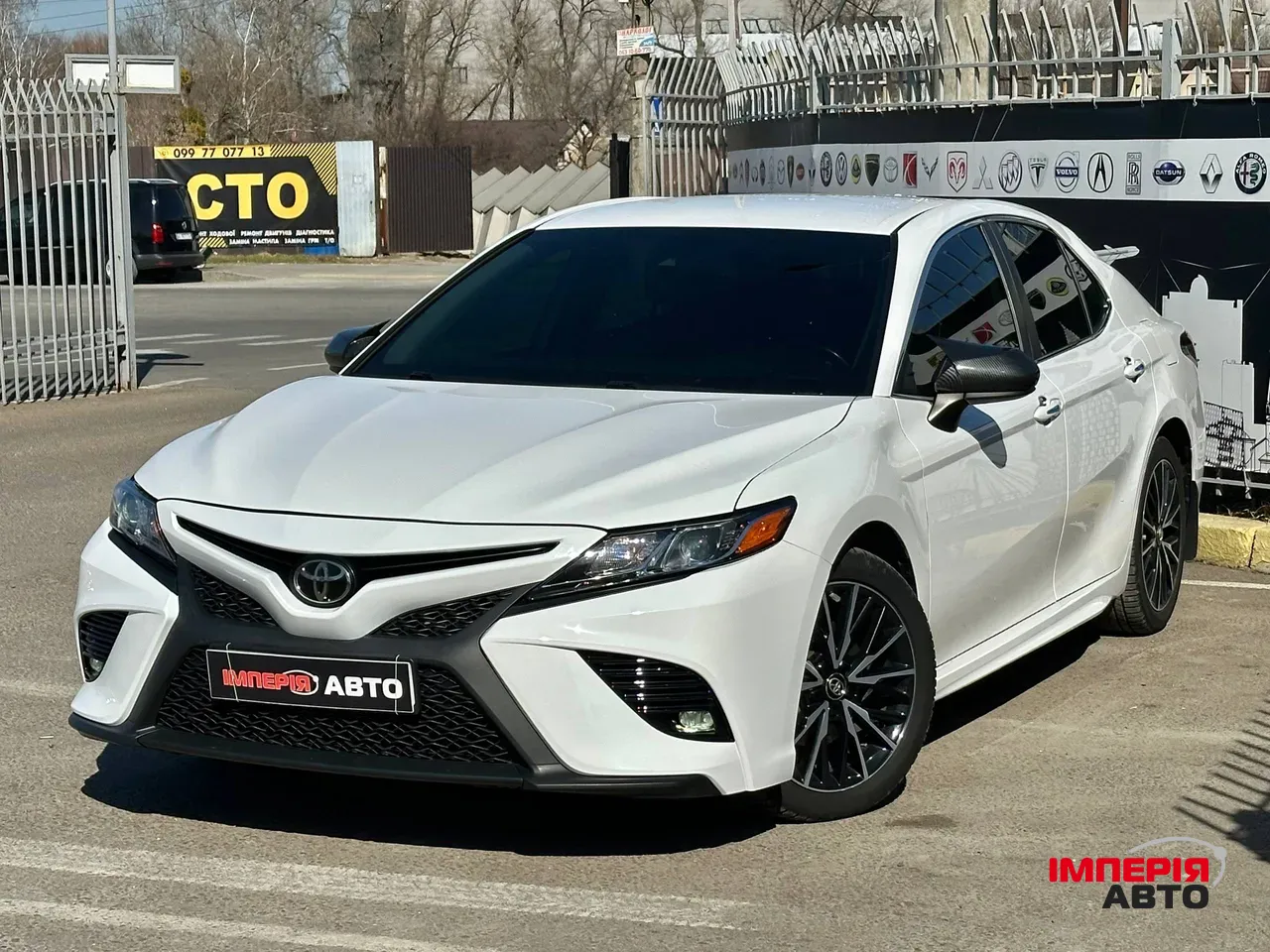 Toyota Camry - фото 1