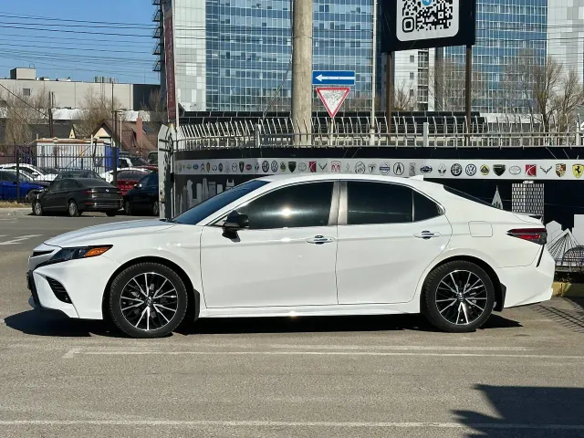 Toyota Camry - фото 4