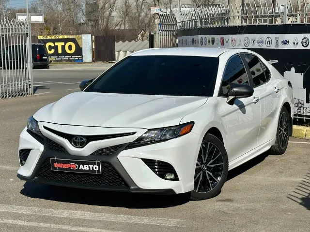 Toyota Camry - фото 1