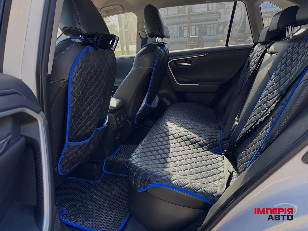 Toyota RAV4 - фото 8