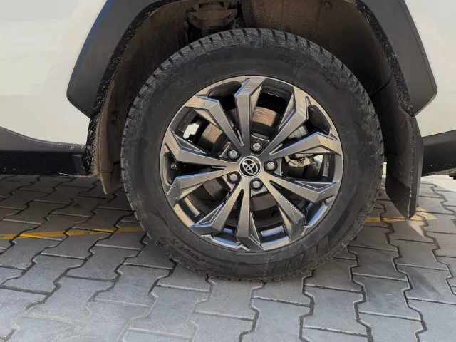 Toyota RAV4 - фото 4