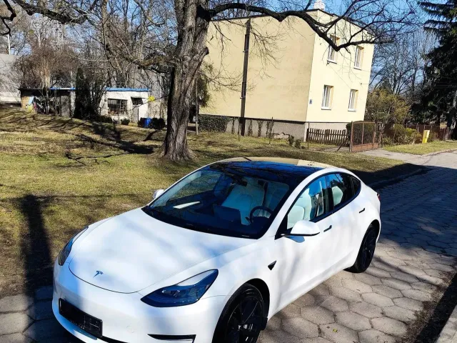 Tesla Model 3 - фото 1