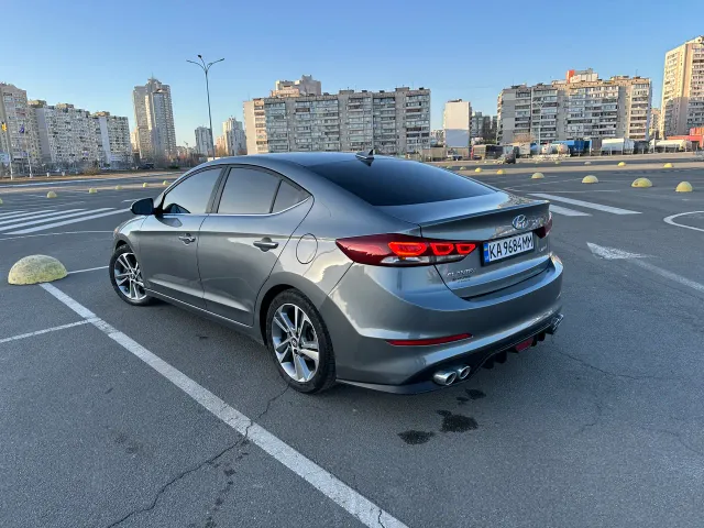 Hyundai Elantra - фото 1