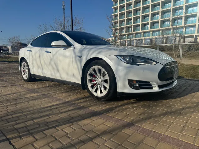 Tesla Model S - фото 1