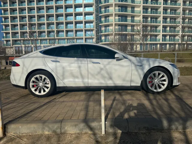 Tesla Model S - фото 2