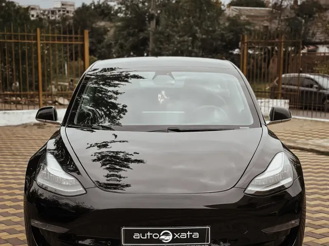 Tesla Model 3 - фото 1