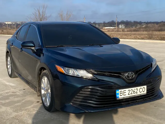 Toyota Camry - фото 1