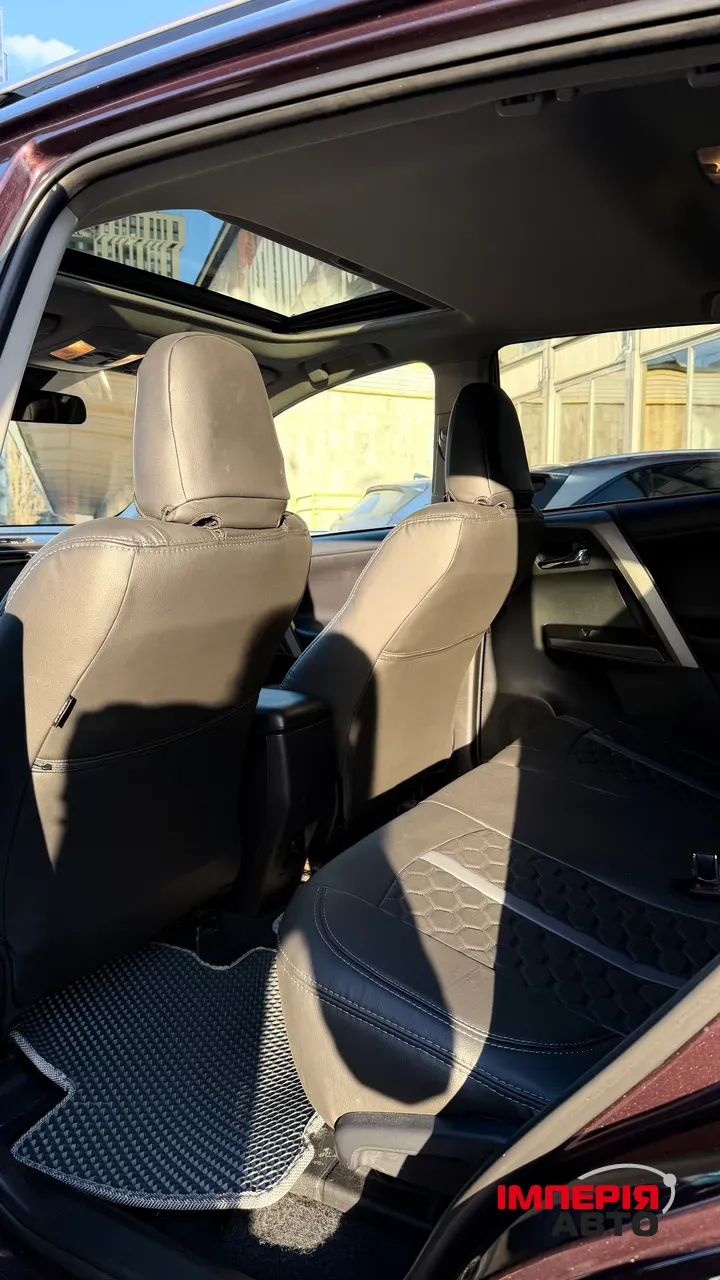 Toyota RAV4 - фото 8