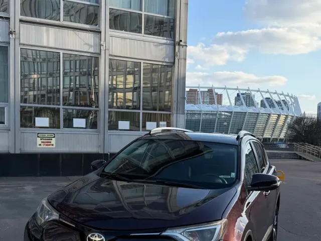 Toyota RAV4 - фото 1