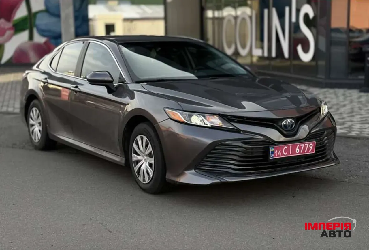 Toyota Camry - фото 1