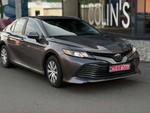 Toyota Camry - фото 1