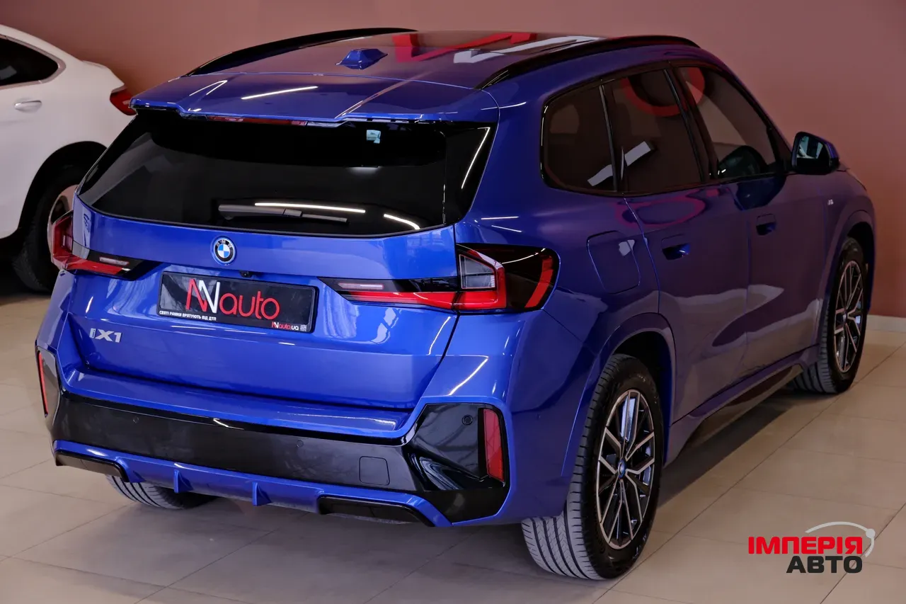 BMW iX1 - фото 5