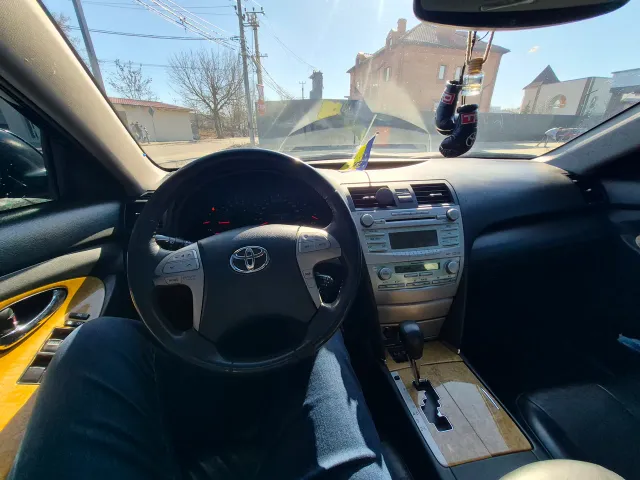 Toyota Camry - фото 1