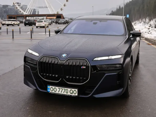 BMW i7 - фото 1