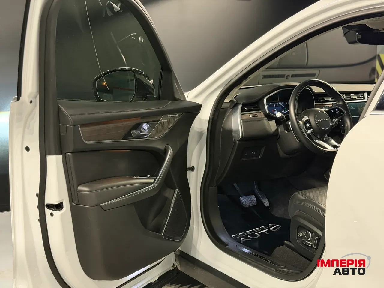 Jaguar F-Pace - фото 14