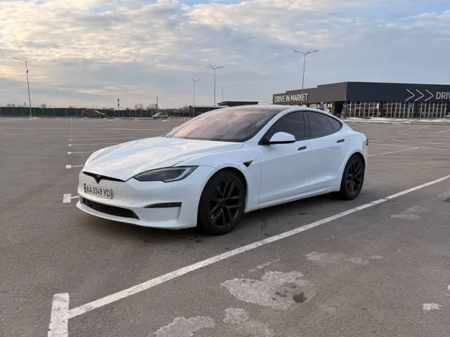 Tesla Model S - фото 1