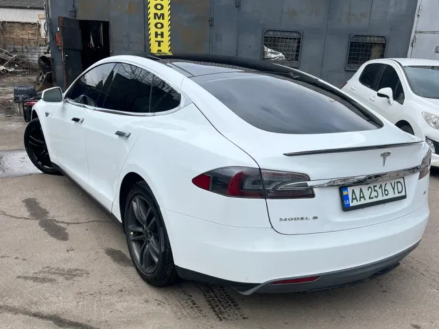 Tesla Model S - фото 4