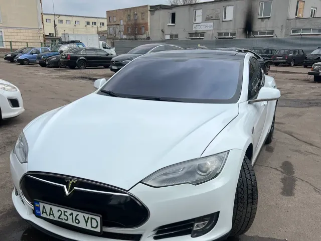 Tesla Model S - фото 1