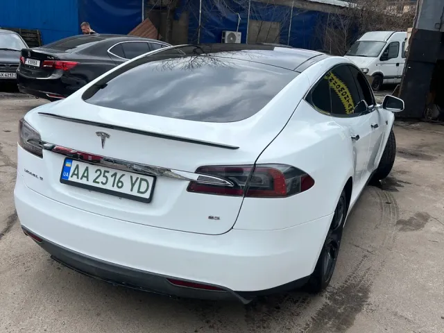 Tesla Model S - фото 3