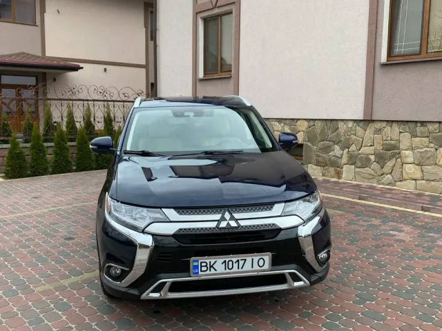 Mitsubishi Outlander - фото 1