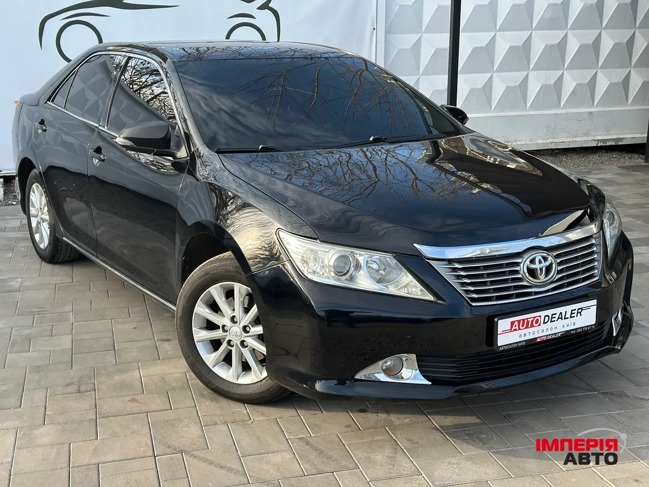 Toyota Camry - фото 1