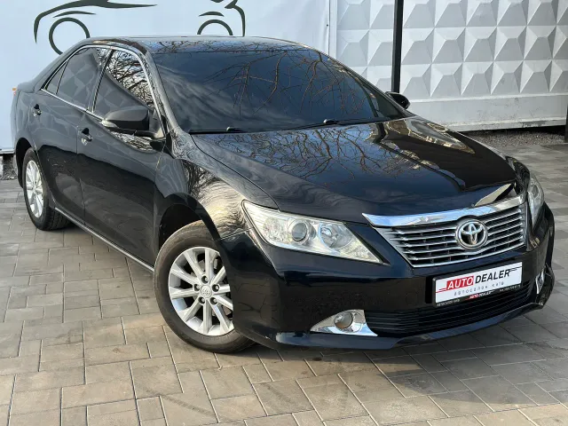 Toyota Camry - фото 1