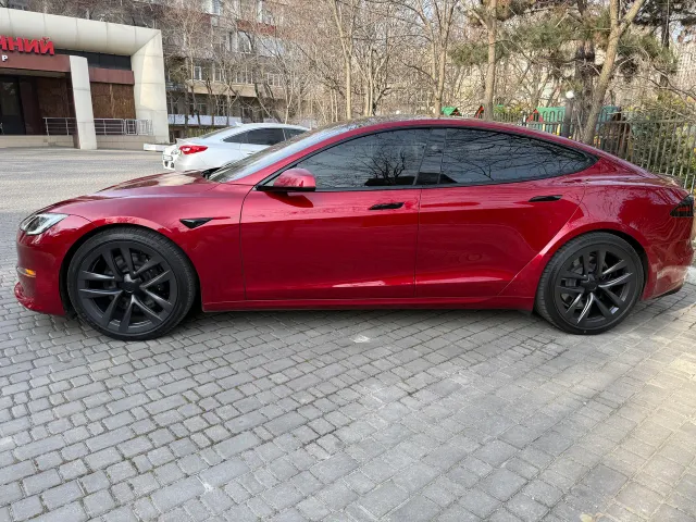 Tesla Model S - фото 1
