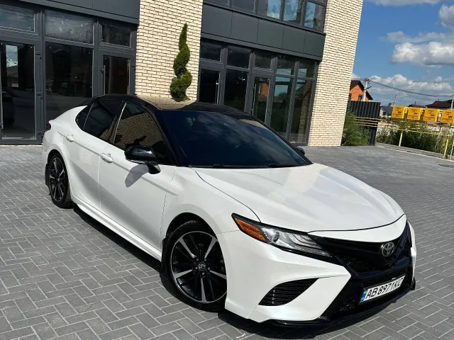 Toyota Camry - фото 1