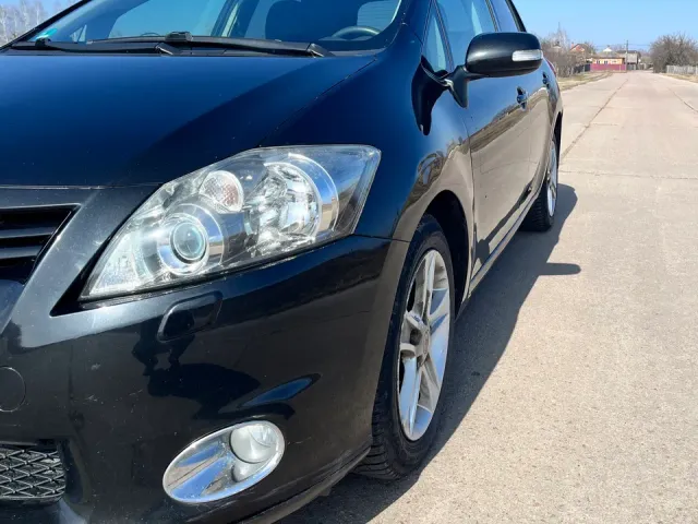 Toyota Auris - фото 5