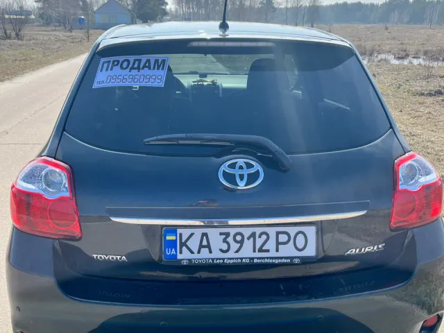 Toyota Auris - фото 1