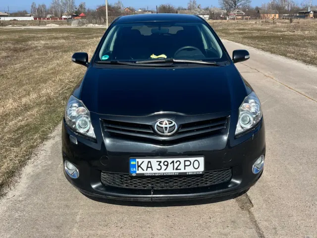 Toyota Auris - фото 2