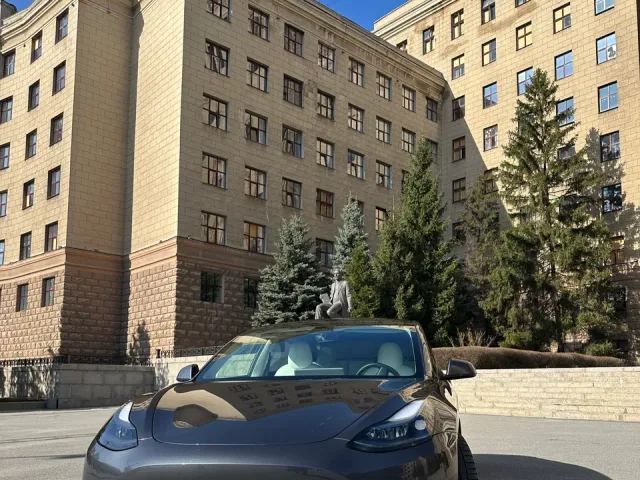 Tesla Model 3 - фото 1