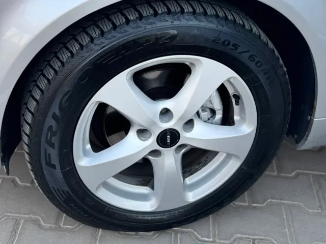 Audi A4 - фото 5