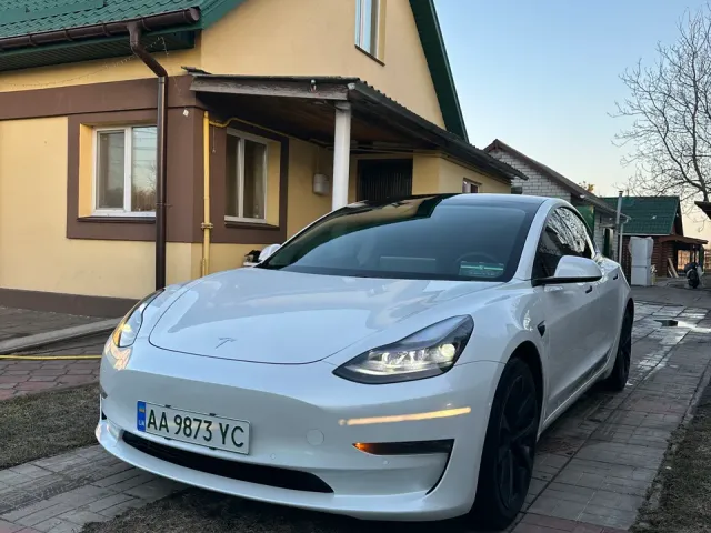 Tesla Model 3 - фото 1