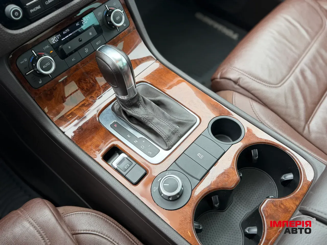 Volkswagen Touareg - фото 12