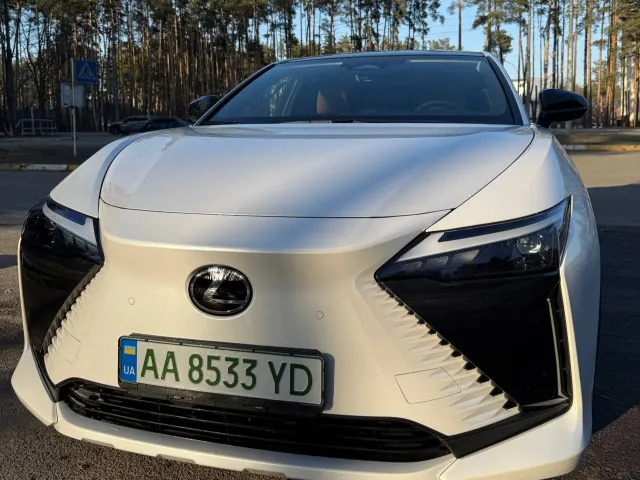 Lexus RZ - фото 1